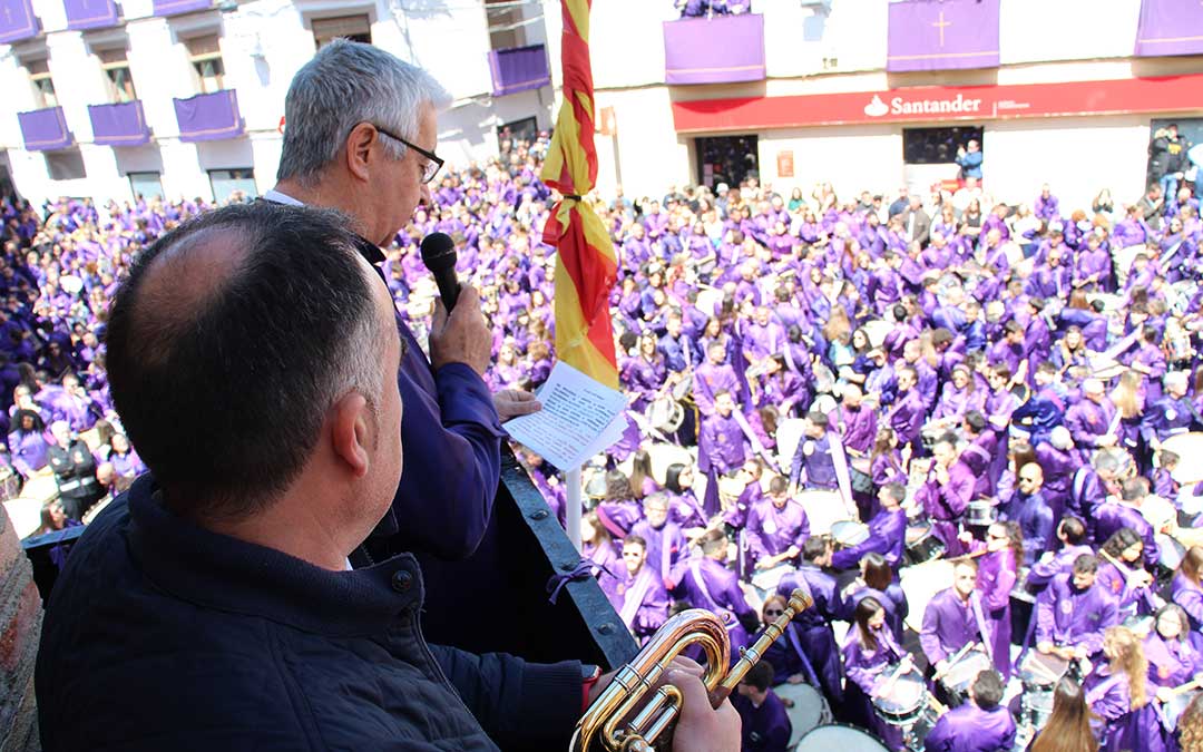 Parada del toque en Calanda 2025 con las cornetas de El Encuentro y Luis Escriche invitando al rezo recuerdo de los fallecidos y emplazando a regresar en 2026. / B. Severino