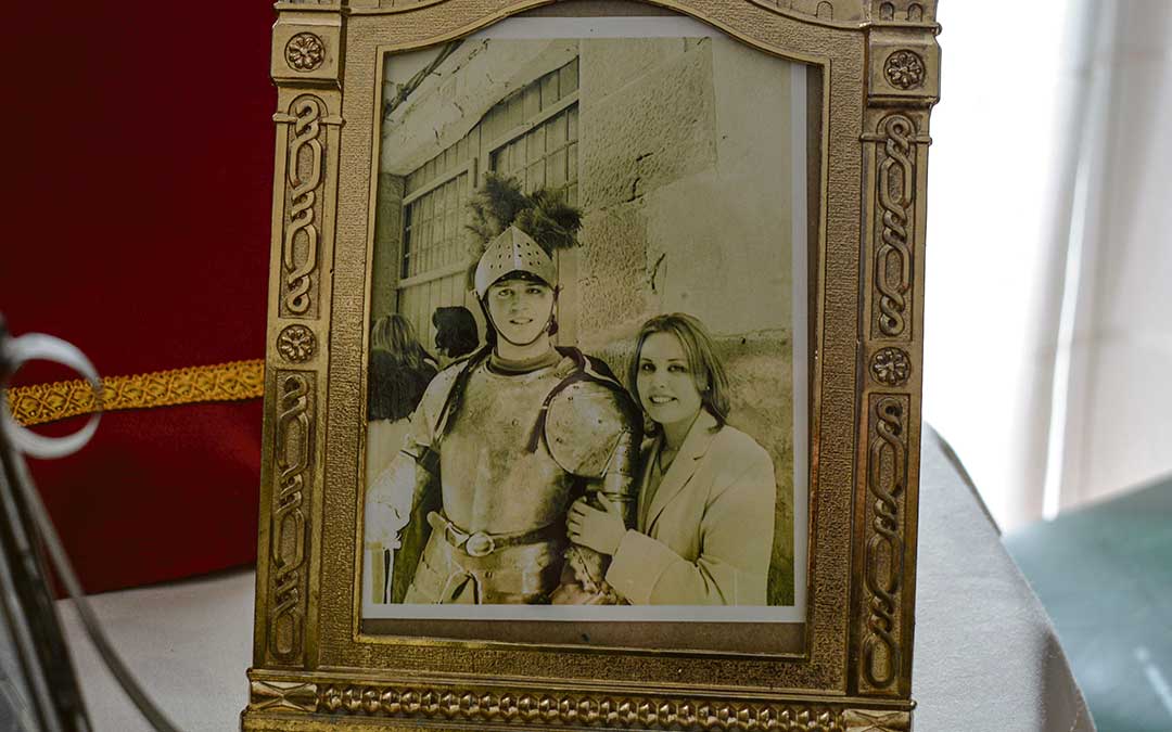 El padre de la familia, Antón Borraz, encarnó durante su juventud al Longinos. Todavía conserva la capa que llevó entonces./ C.O.