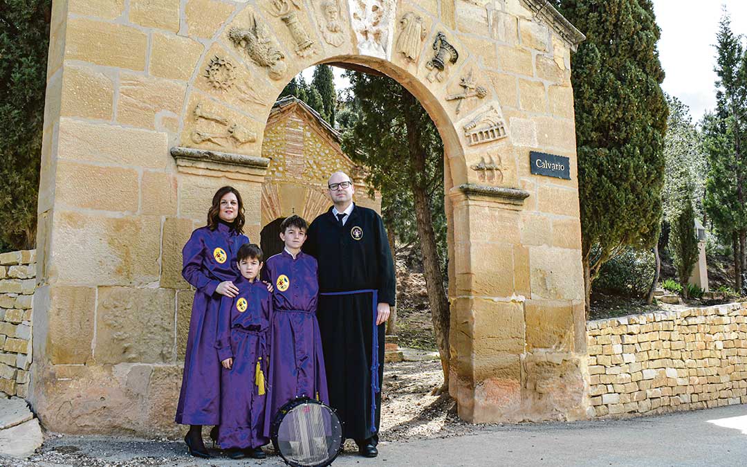 La familia Borraz Urrios, integrada por María José Urrios y Antón Borraz, y sus dos hijos, Santiago y Javier, en el Calvario de Calanda./ C. Ortiz.