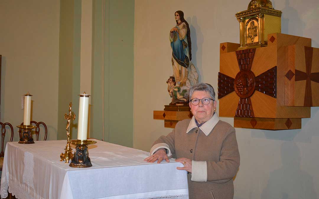 Pilar Grao en la iglesia de Calanda, su segunda casa. Es la primera y la última en salir de ella, guarda su llave y sabe dónde se encuentra hasta la última vela a emplear en misa./ C. Ortiz.