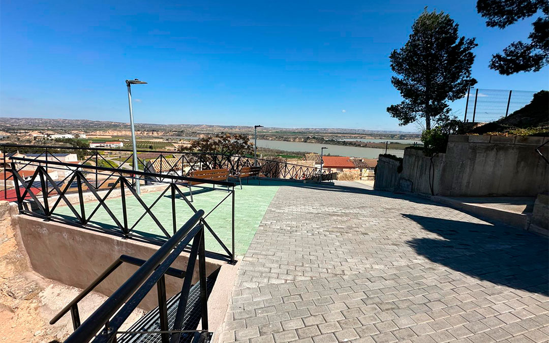 La nueva calzada de la calle junto con elementos como las barandillas y la escalera de acceso./ Javier Nicolás