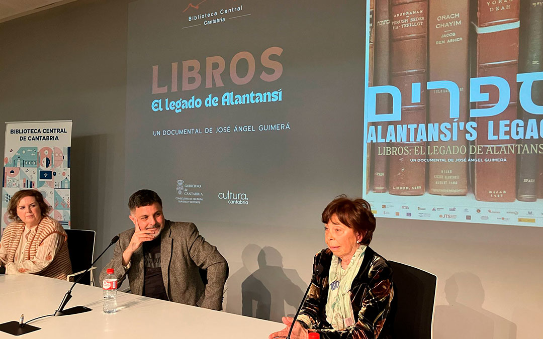 Asunción Blasco, en su intervención, ante la mirada de José Ángel Guimerá y la técnica de la Biblioteca, Manuela Mier Ortiz. / L.C.