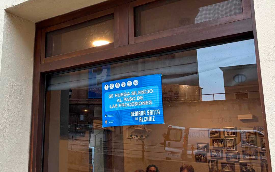 Uno de los carteles colocados por la Junta Suprema en uno de los ventanales de la Cafetería Guadalope./ M.M.R.