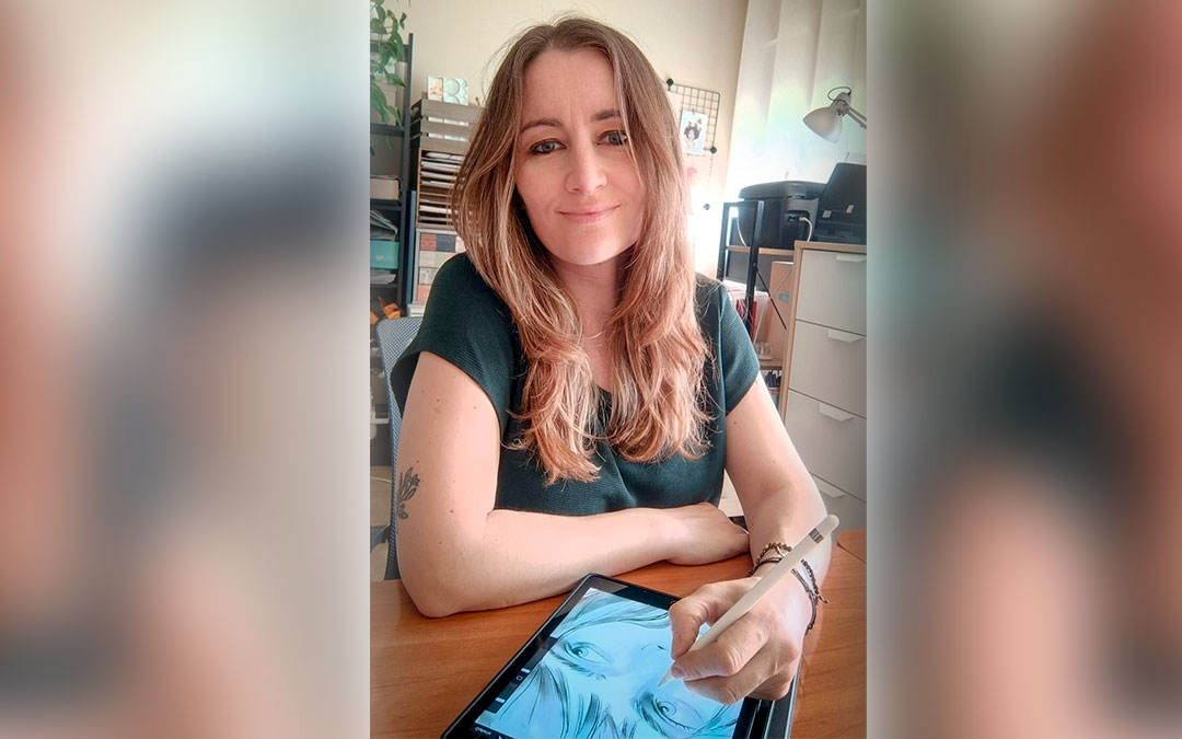 María Piazuelo, con la tablet, su herramienta de creación sobre la que dibuja e ilustra. / Archivo personal