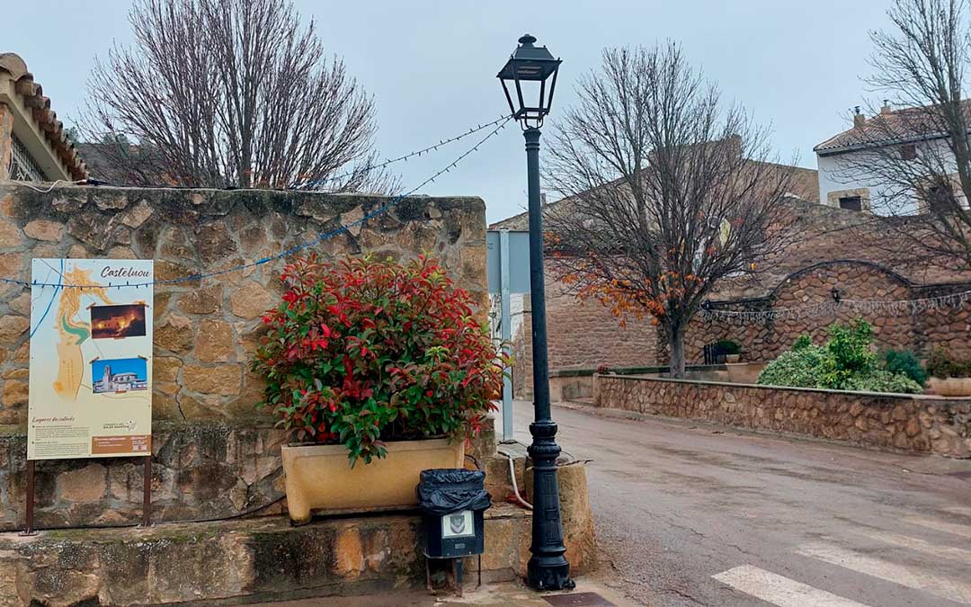Panel informativo con lugares de interés y mapa en la entrada de Castelnou. / Comarca del Bajo Martín