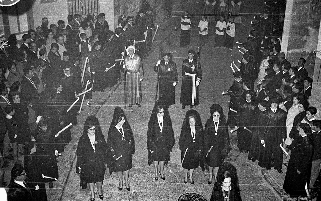 Procesión de la Soledad por las calles de Alcañiz en el año 1970, 30 años después de que se recuperara. / César Gracia