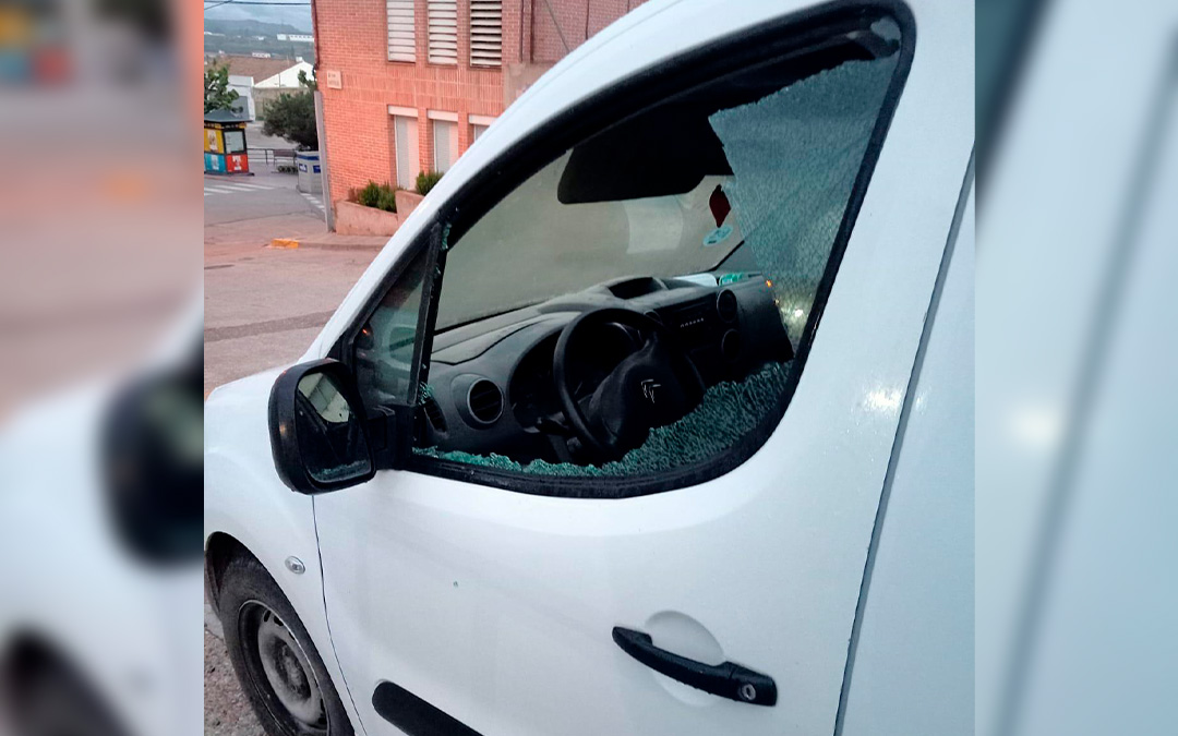 Daños en uno de los coches forzados./ L.C.