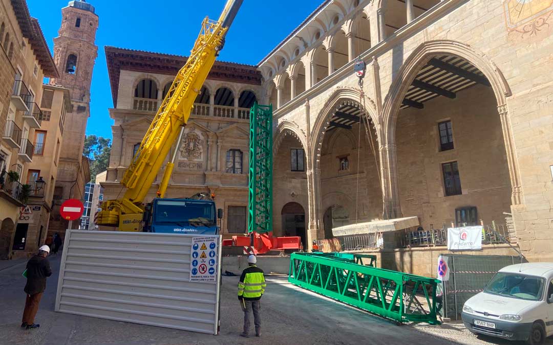 Colocación de la grúa este martes en la plaza de España./ L.C.