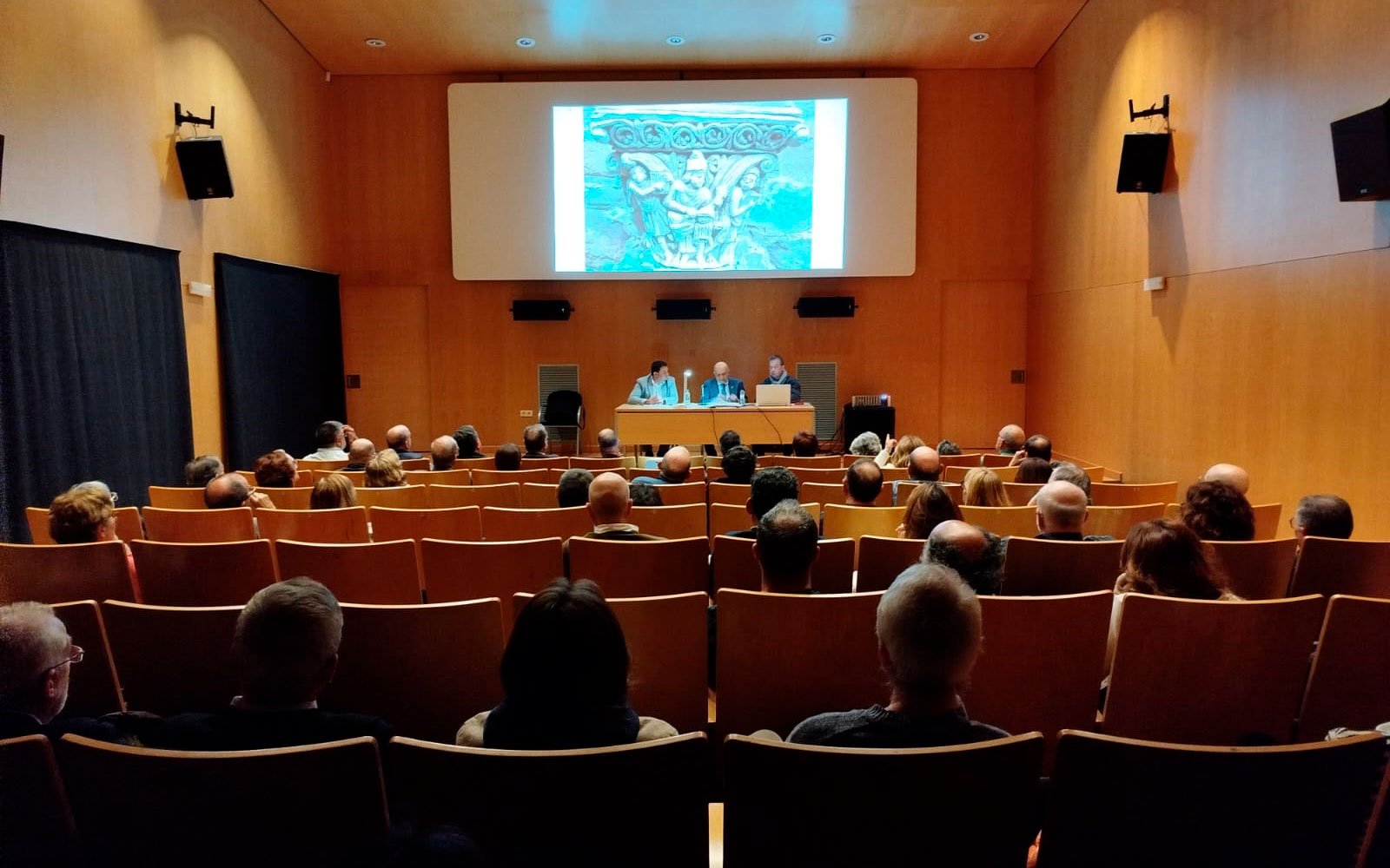 Conferencia a cargo de José María Maestre en la que se reveló el significado de las pinturas góticas del Castillo de Alcañiz. /IEH