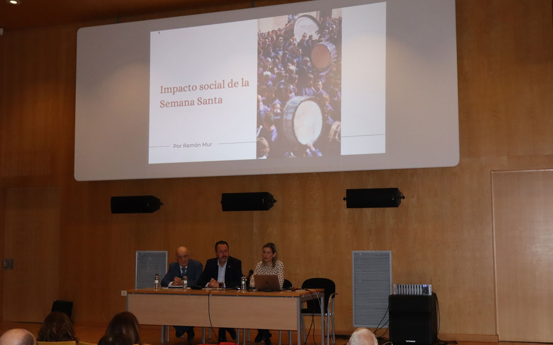 Conferencia inaugural del segundo curso interdisciplinar de humanidades organizado por el IEH. / A.Z