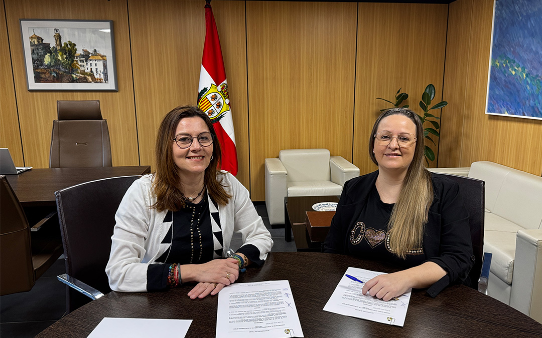 La alcaldesa Ana Jarque, y la presidenta del Club de Gimnasia Rítmica Arco Iris, Yésica Bondía