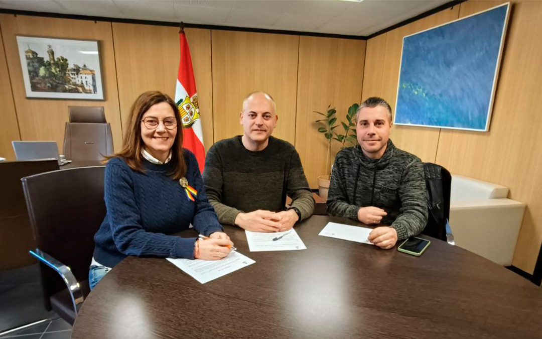 Ana Jarque, alcaldesa; Rafa Bielsa, presidente Interpeñas, y David García, concejal Festejos./ Ayto. Caspe
