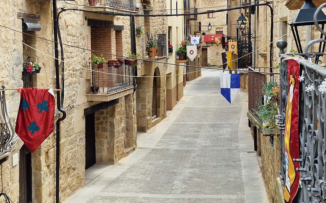 Balcones de Cretas engalanados para celebrar el Mercado Medieval y la Feria del Vino./La COMARCA