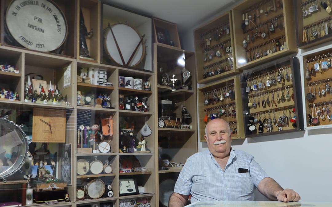 Damian Ferrer posa orgulloso frente a su colección de recuerdos./ M.M.R.