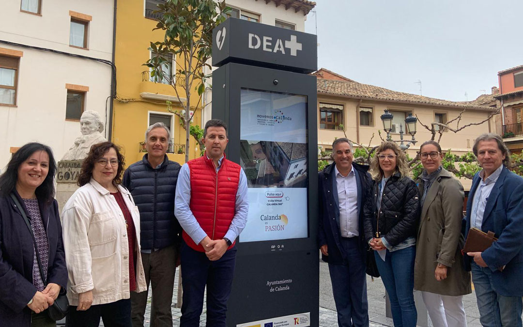 La inauguración del mupi y desfibrilador de Calanda. / S.C.