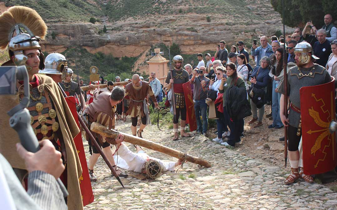 Una de las tres caídas de Jesús en su subida al Monte Calvario de Alcorisa este Viernes Santo / L. Castel