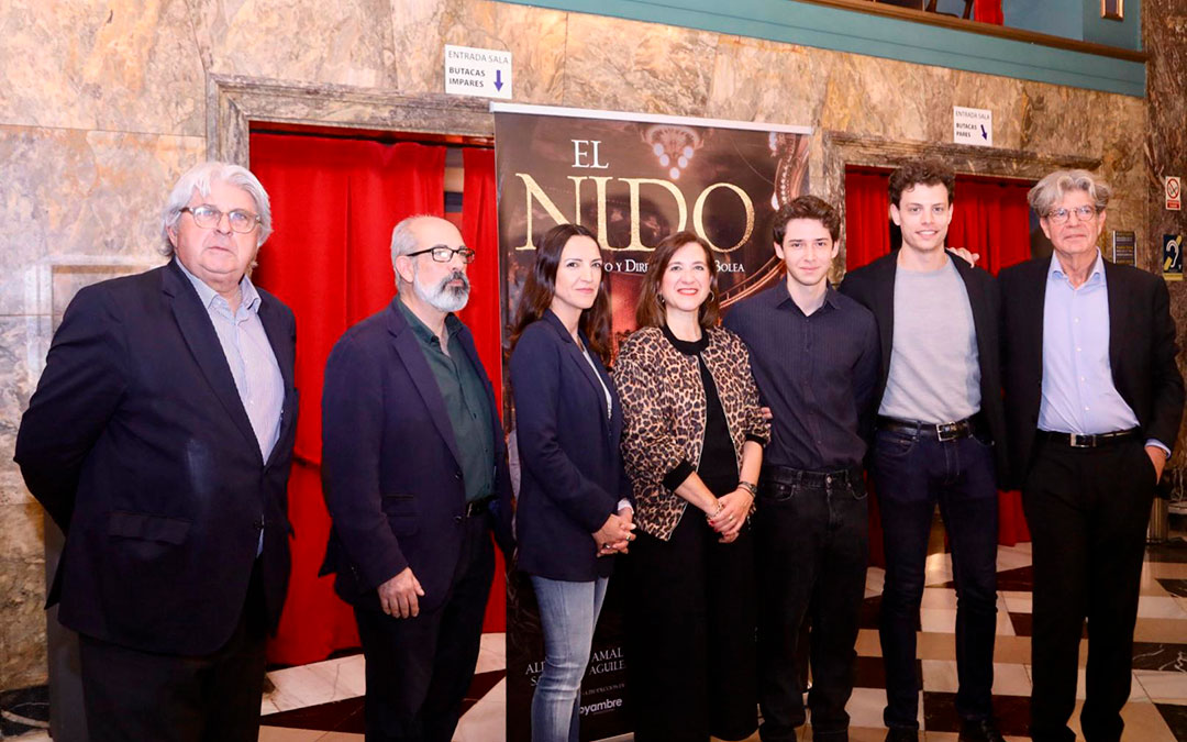 Bolea, a la derecha, con parte del elenco y autoridades municipales de Zaragoza cuando 'El nido' se representó en la capital. / Ayto. Zaragoza