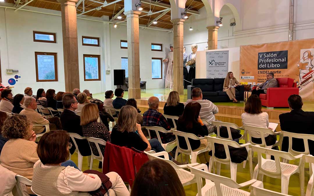La mesa redonda 'Novela histórica en el s.XXI', con Luz Gabás, premio Planeta, y José Luis Corral, historiador y novelista./ C.O.