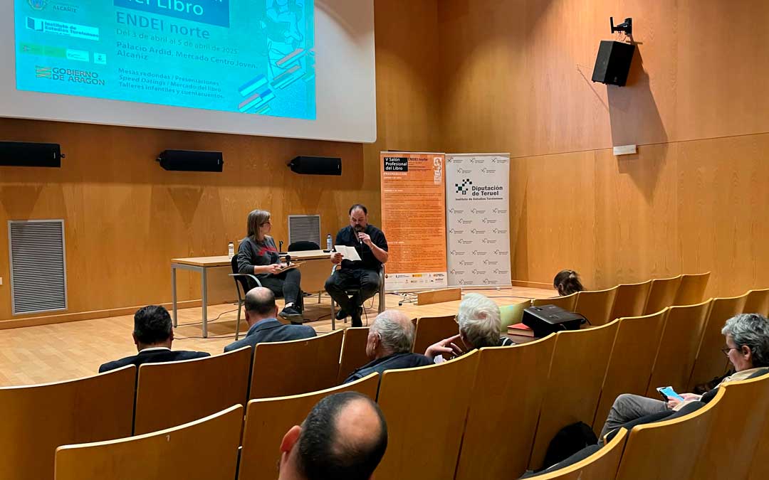 Víctor Guiu, presentó el libro ‘Calvarios, artículos, columnas y caricias’./ C.O.