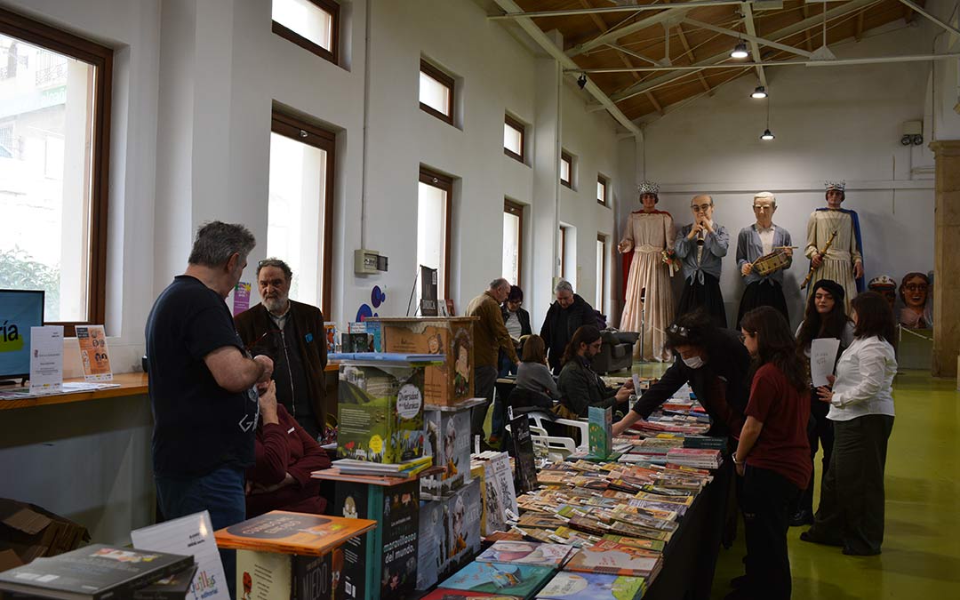 Mercado de libros en el Centro Joven este sábado./I.M.