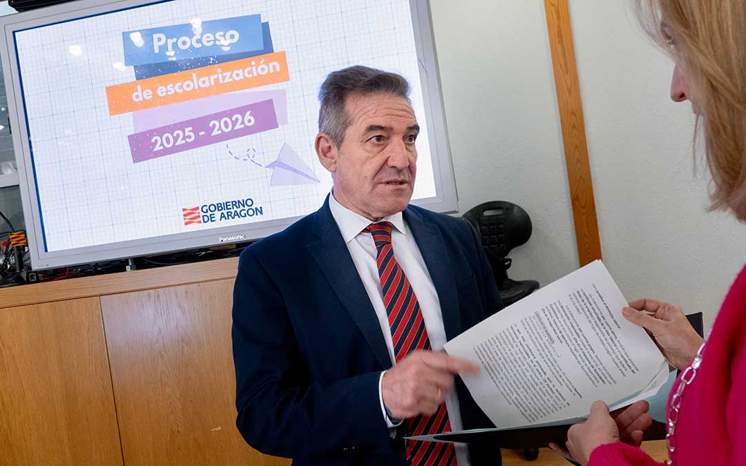 Presentación del proceso de escolarización, este martes, por parte de Luis Mallada, director general de Planificación, Centros y FP/ DGA