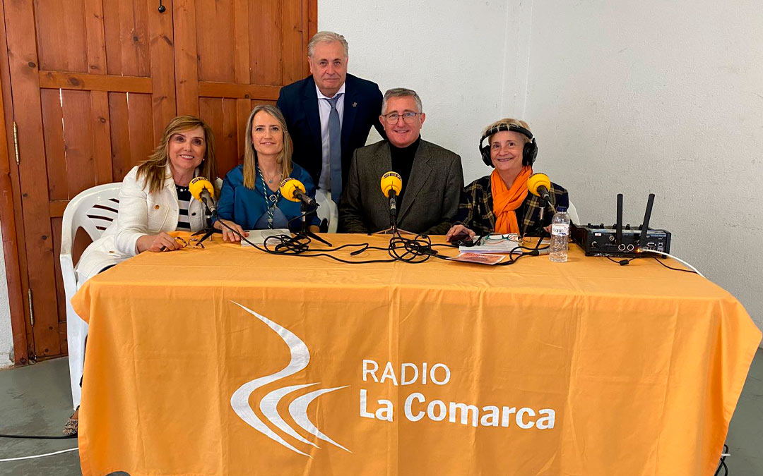 Fernando Camps, alcalde de Cretas; Manuel Blasco, consejero de Turismo; Amparo Cuéllar, directora general de Innovación y Promoción Alimentaria; Yolanda Sevilla, diputada provincial y embajadora de la feria en su edición de 2025./ Jaime Barcelón