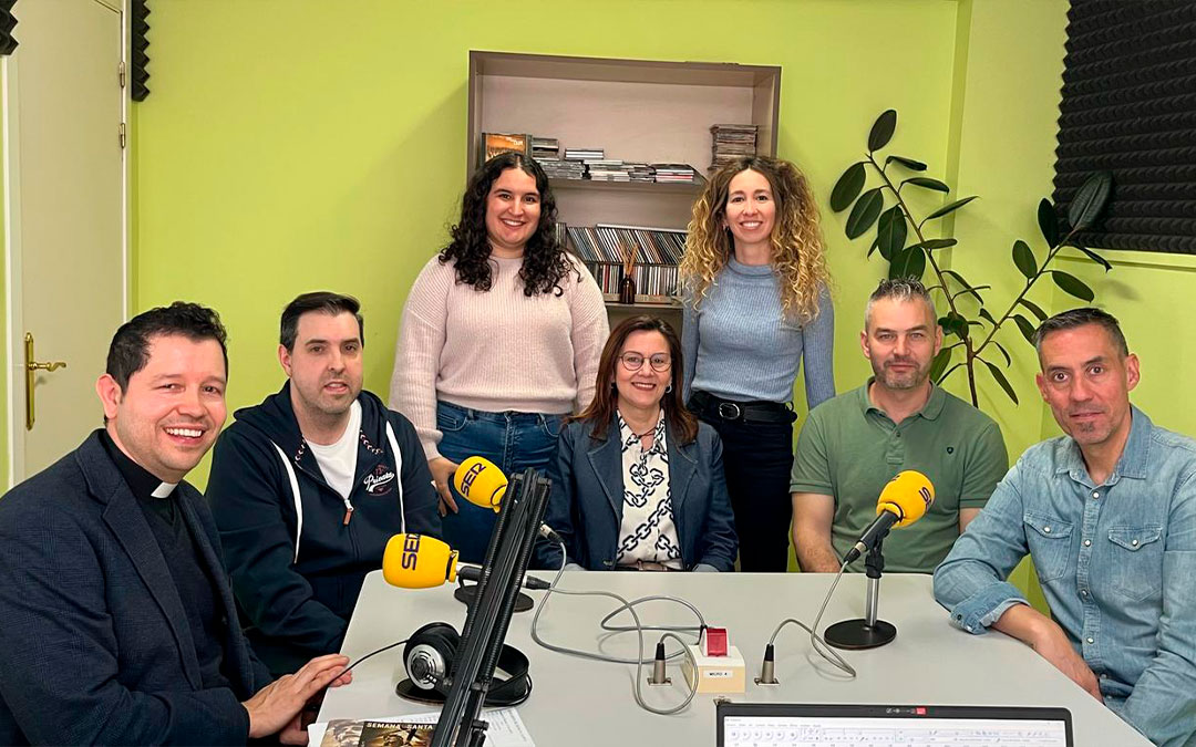 Invitados del especial en el estudio de Radio Caspe./ L.C.