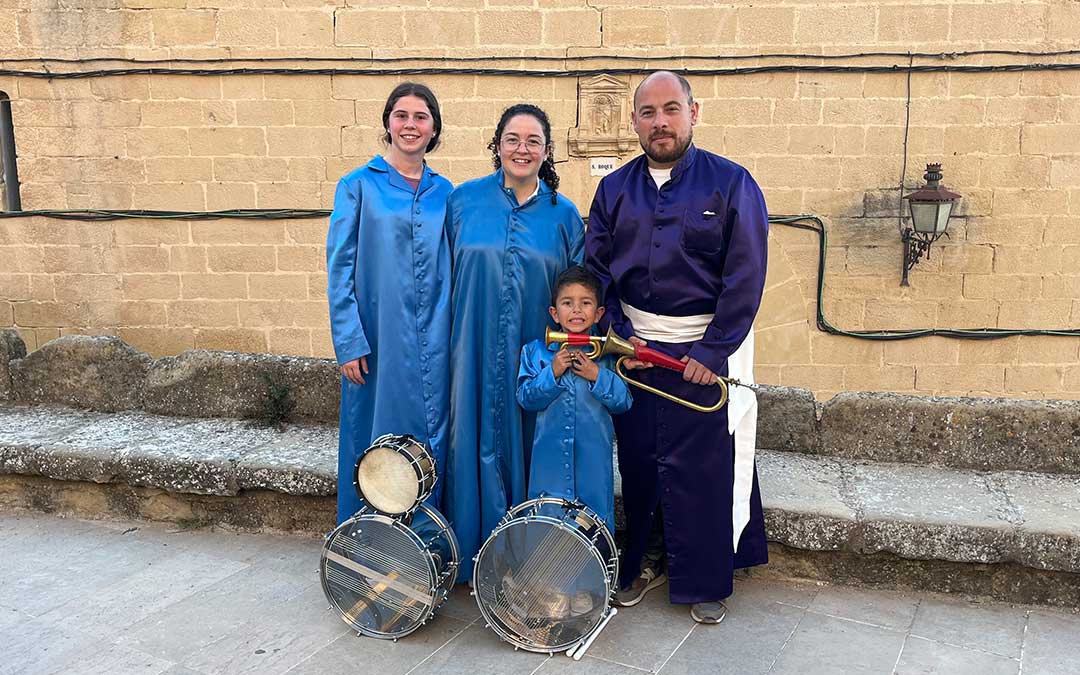 Irene Alcalá y Pere Esteve delante de la ermita de San Roque, donde se guardan los pasos, junto a su hijo, Pau; y su sobrina, María; hace unos días / L. Castel