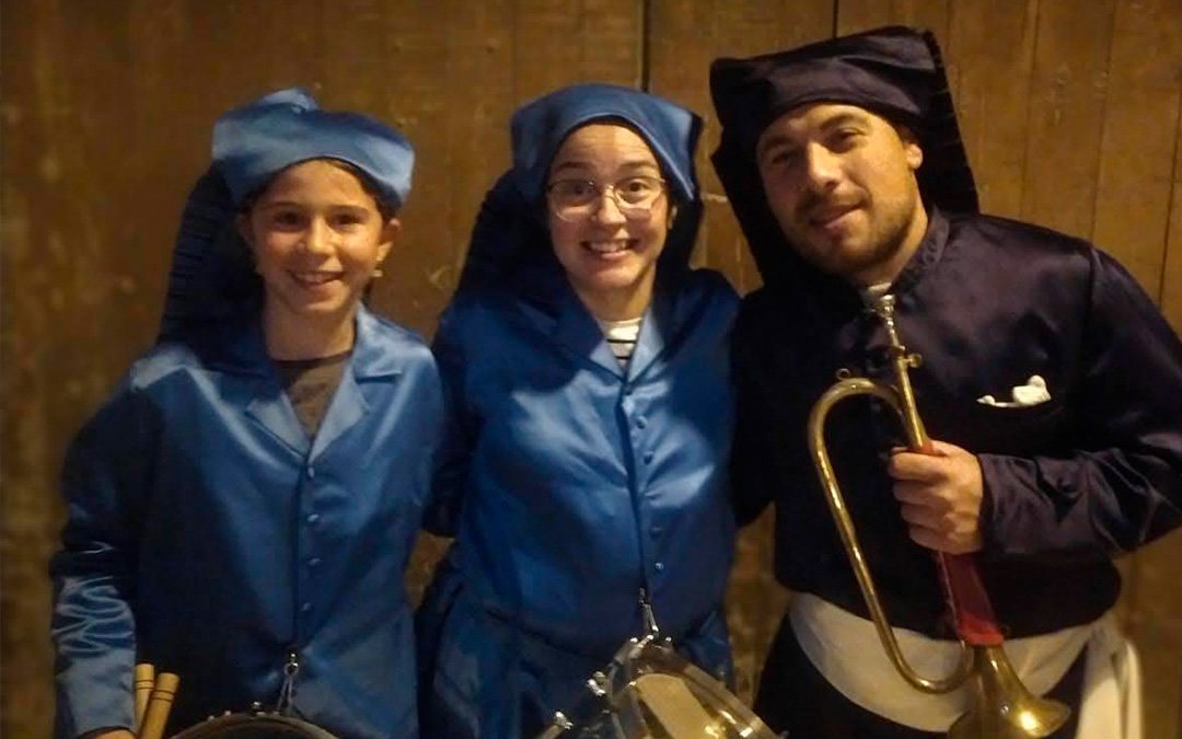María, Irene y Pere con sus tambores y corneta después de una procesión hace unos años / Archivo Familiar
