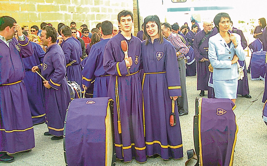 Mónica y Pablo preparados junto a la banda de bombos, tambores y cornetas, en 2004./ M.V.