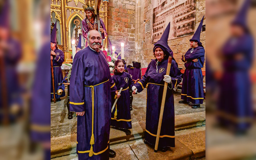 Carla con sus abuelos, Felipe y Teresa, el año pasado, primer año que procesionó. m.v.