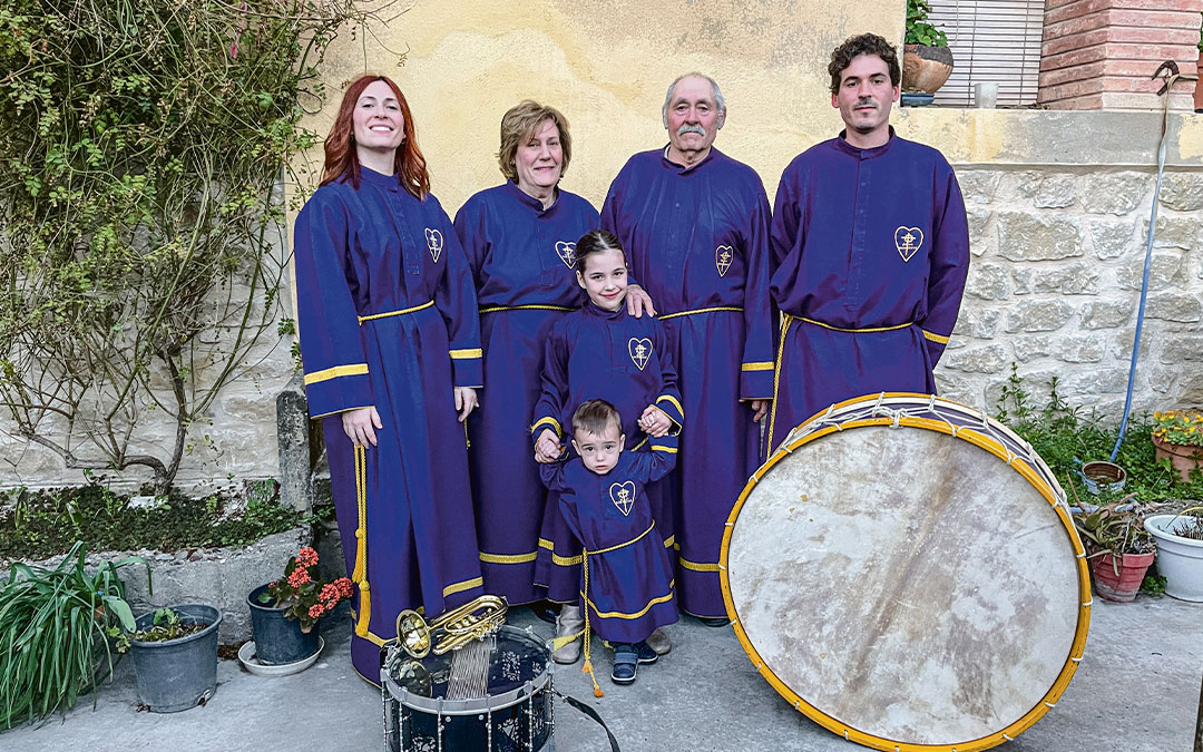La familia de José Vicente viste el morado de El Nazareno desde 1945, cuando su padre entró a esta cofradía. Sus hijos y nietos han seguido la tradición y ahora cuatro generaciones comparten la pasión por la Semana Santa./ S.F.