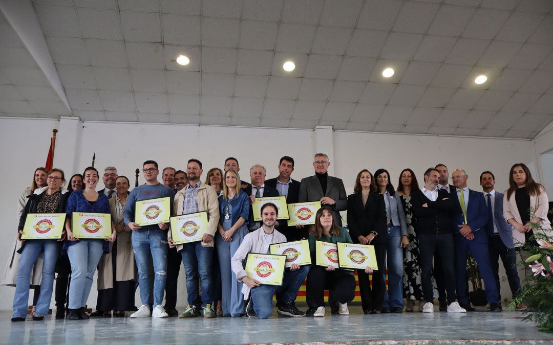 Foto de familia de las bodegas premiadas junto a las autoridades. /A.Z