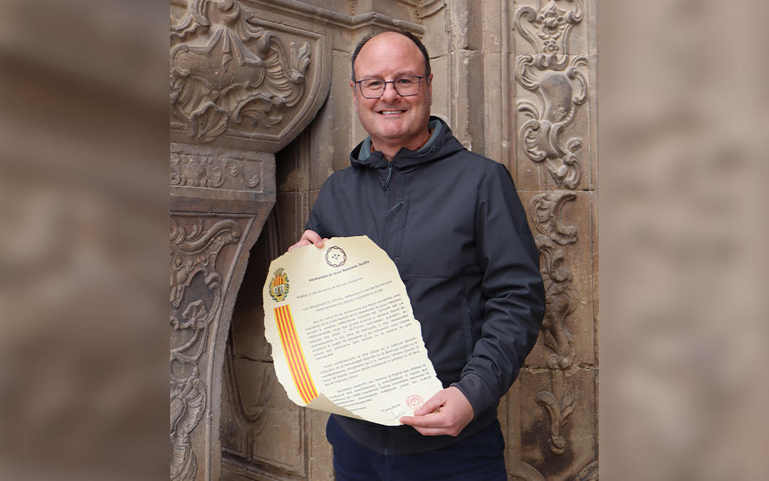Antonio Navarro, posando junto al distintivo de Hermano Mayor de Honor, en la Iglesia Santa María la Mayor. / A.Z