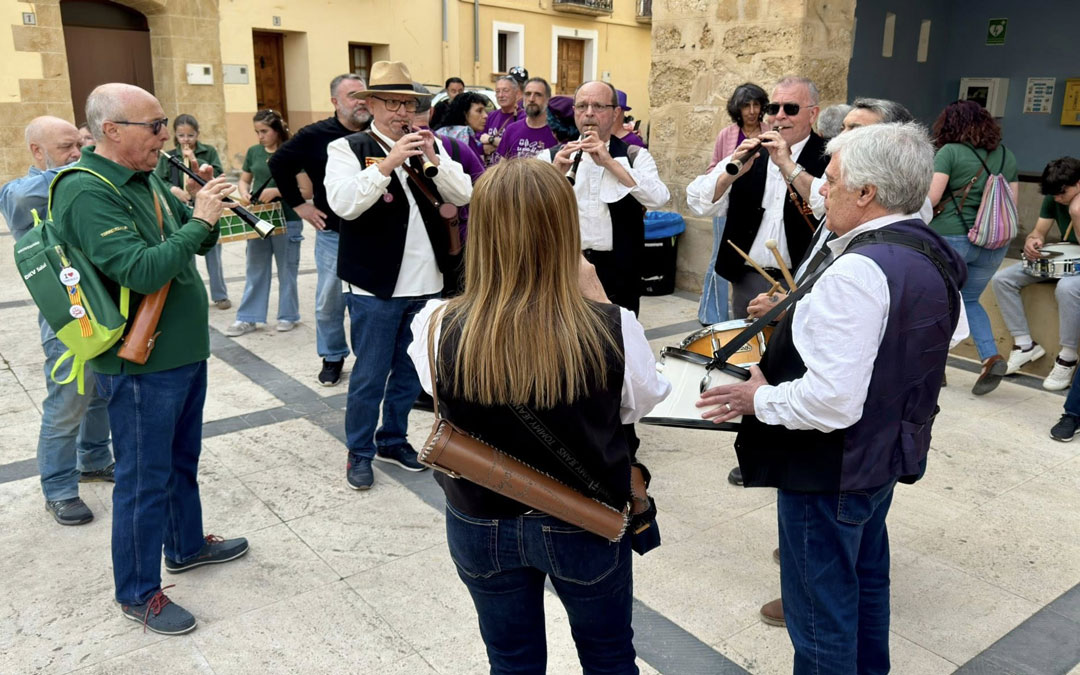 Momentos del encuentro de gaiteros en Torrevelilla. / C.B. TORREVELILLA
