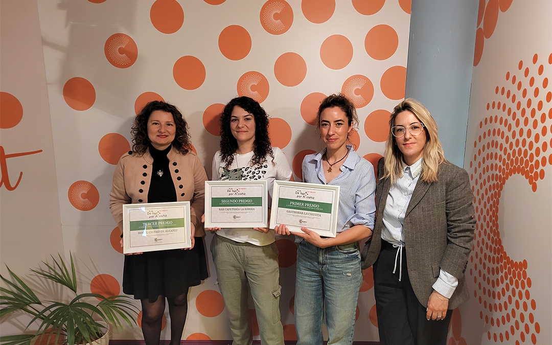 Imagen de las ganadoras junto a Raquel García organizadora de la ruta 'De tapas por Alcañiz' ./ L.C.
