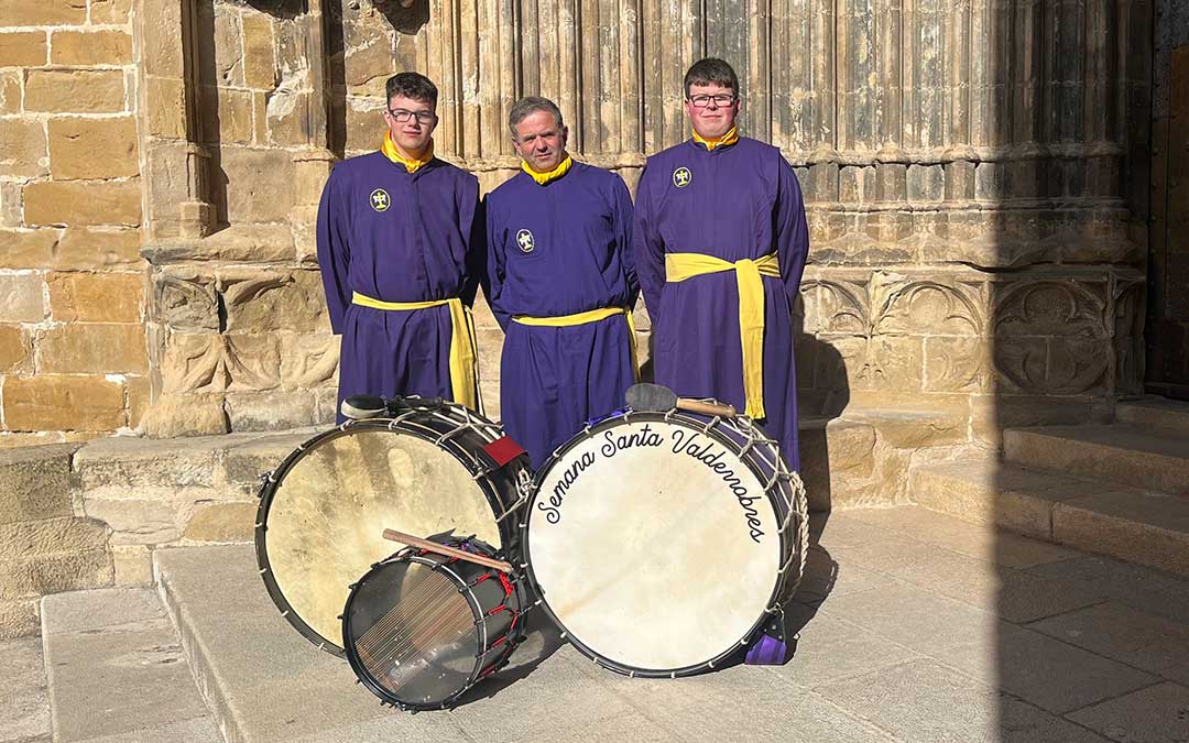 Juanjo Giner Villar, con sus dos hijos. A su izquierda Arnau y a su derecha, Héctor, mellizos de 18 años y a los que ha transmitido su pasión por la Semana Santa valderrobrense / L. Castel