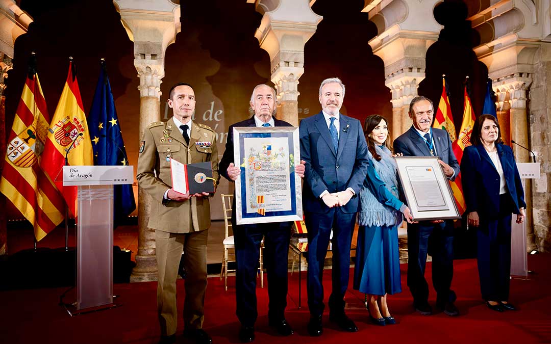 Foto de familia del acto institucional por el Día de Aragón en el Palacio de la Aljafería / Fabián Simón