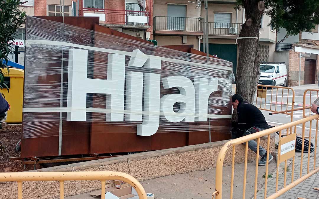 Momento de la colocación de las letras que llevan luz para la noche. / EsHíjar