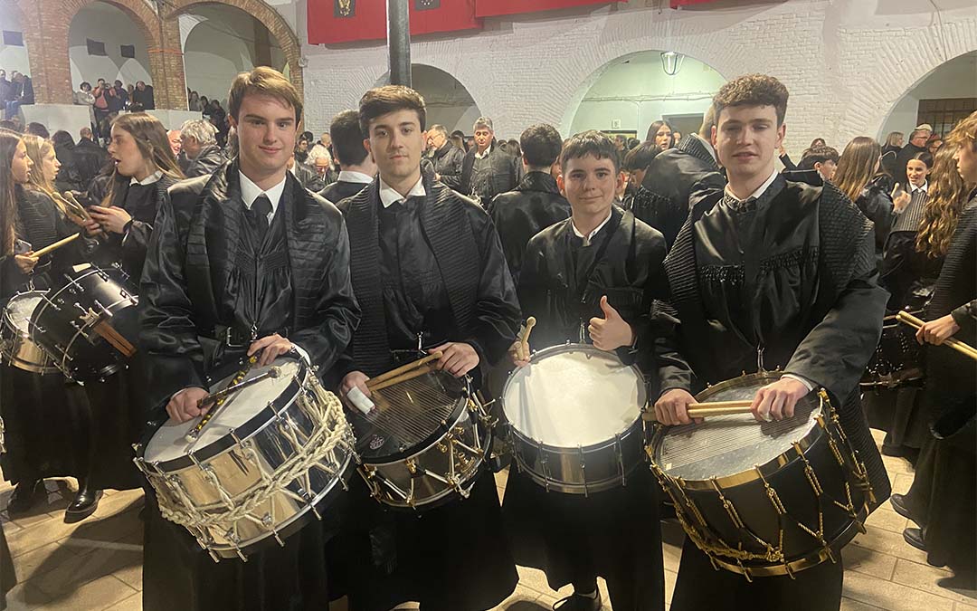 Todo listo en este grupo de amigos para vivir ”el gran momento”./ A.Z.