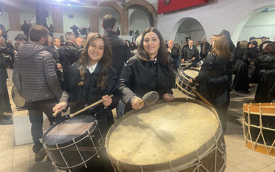 Dos amigas en el centro de la plaza, lugar al que siempre acuden./ A.Z.