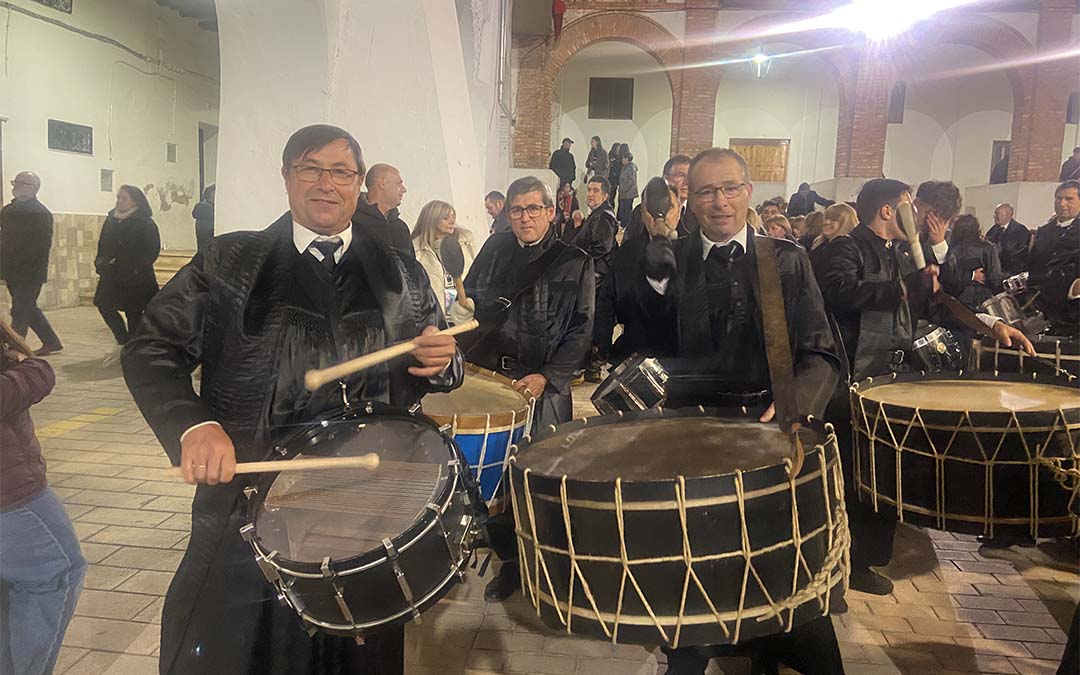 Orgullo en las caras de los vecinos mientras tocan en Híjar./ A.Z.