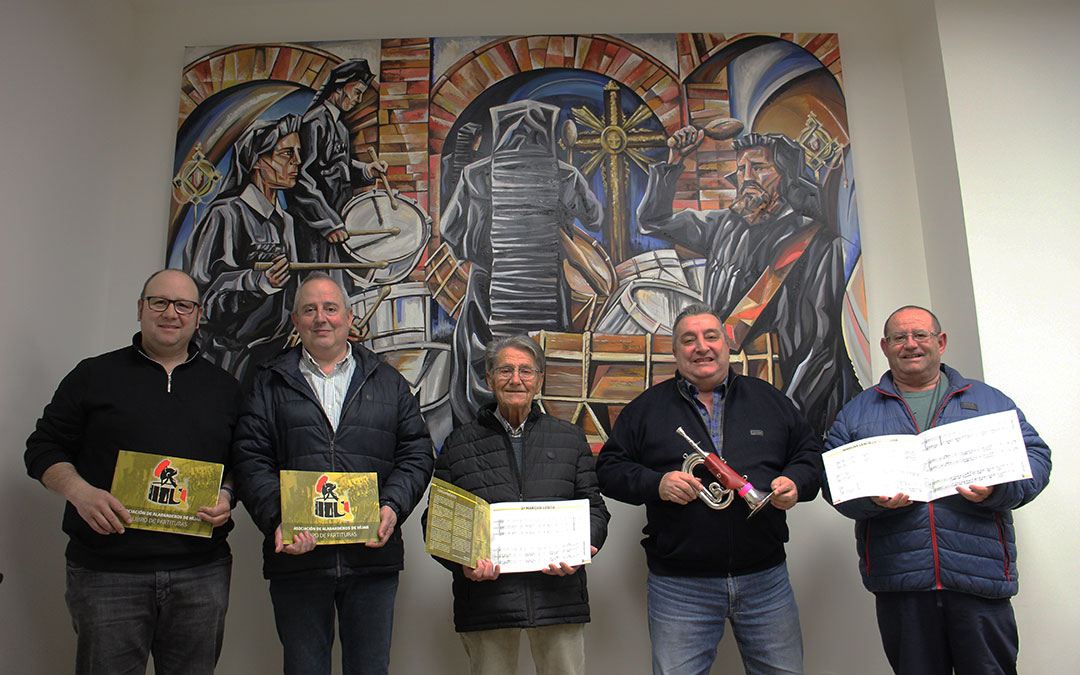 Jesús Molías; el alcalde, Jesús Puyol; el presidente de honor de los alabarderos, Ernesto Laloya; el presidente, Pedro Monzón; y Miguel Ángel Laloya; con el libreto de partituras. / B. Severino