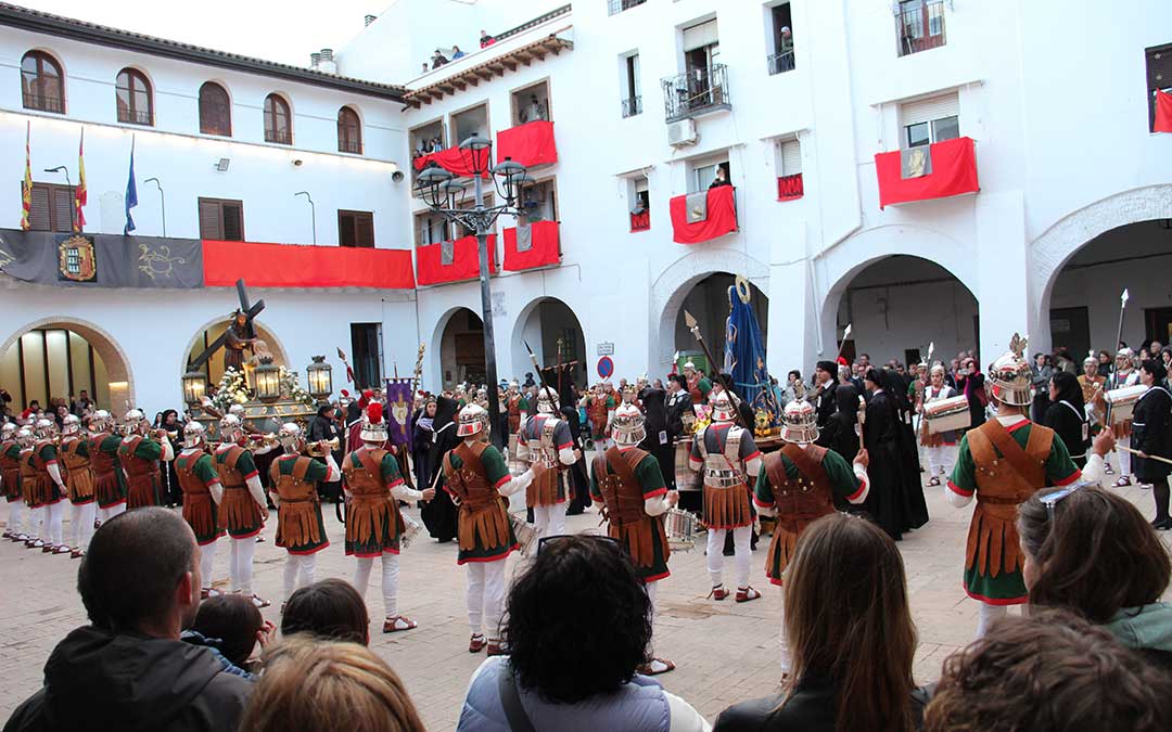Momento del Encuentro en la plaza hijarana en la procesión de Las Pláticas. / B. Severino