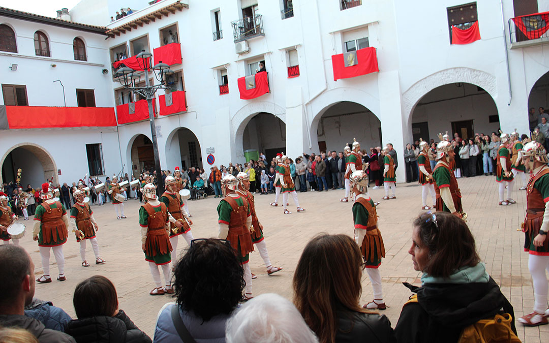Entrada y formación de los alabarderos en la plaza de la Villa hijarana en Las Pláticas. / B. Severino