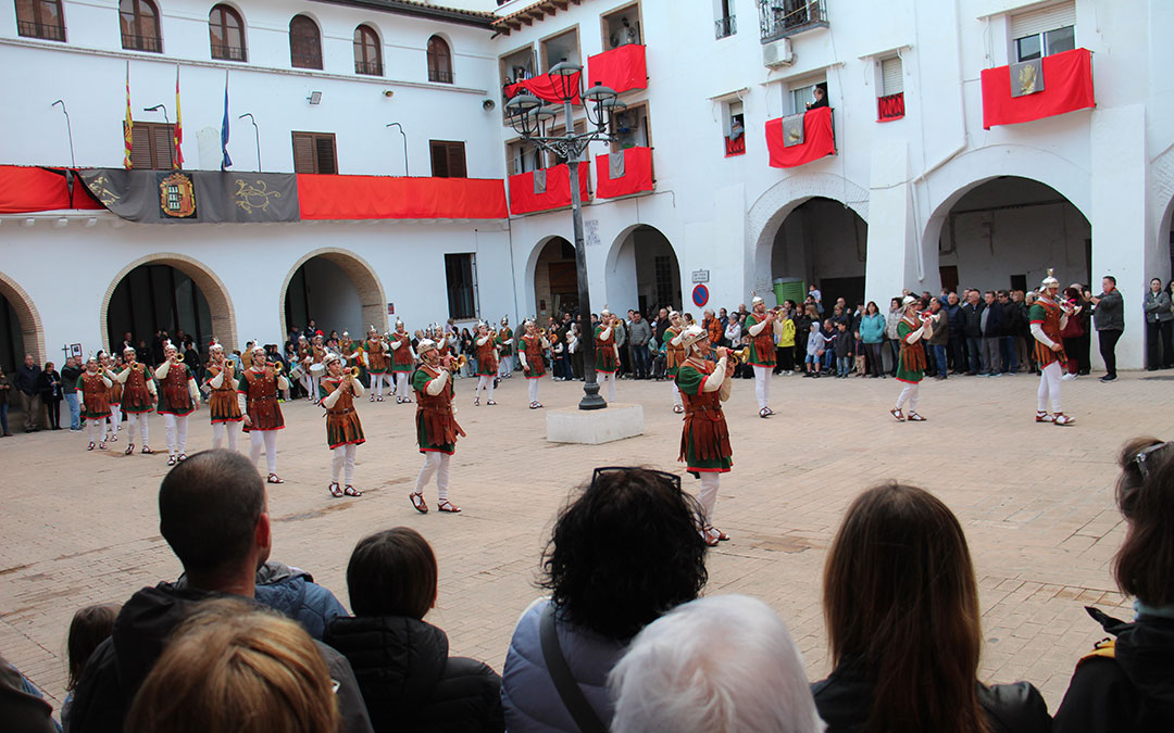Entrada de los alabarderos en la plaza de la Villa hijarana en Las Pláticas. / B. Severino