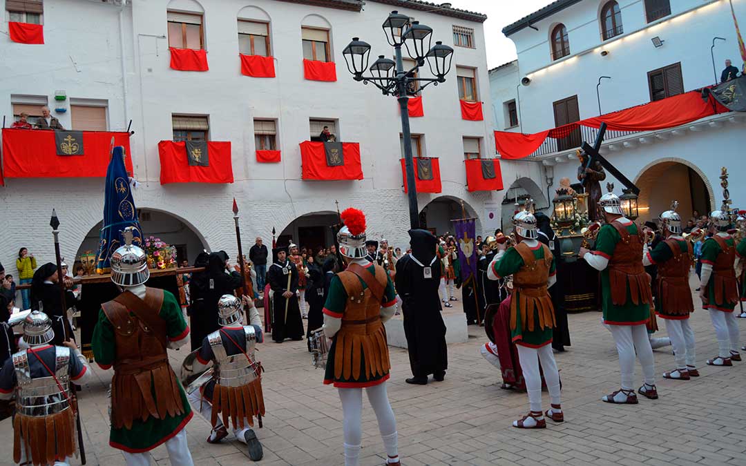 Los lanceros arrodillados en el momento del Encuentro en Híjar. / EsHíjar