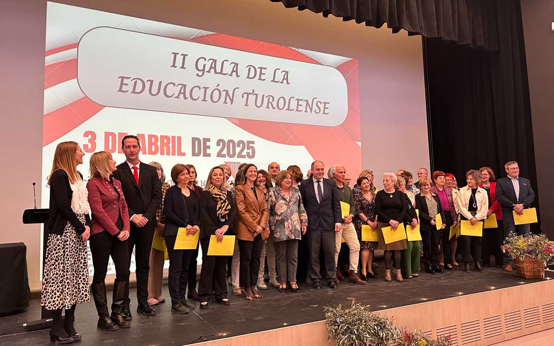 Foto de familia de los galardonados en la gala./ DGA