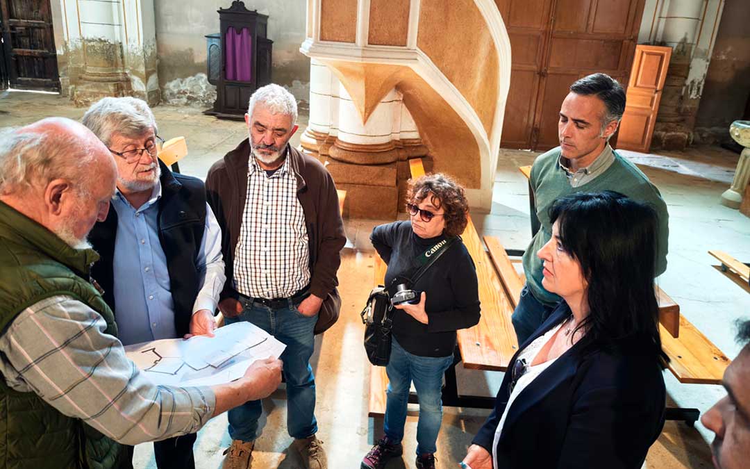 La directora general junto al alcalde, el párroco y otras autoridades, este miércoles, en la iglesia de La Fresneda / DGA