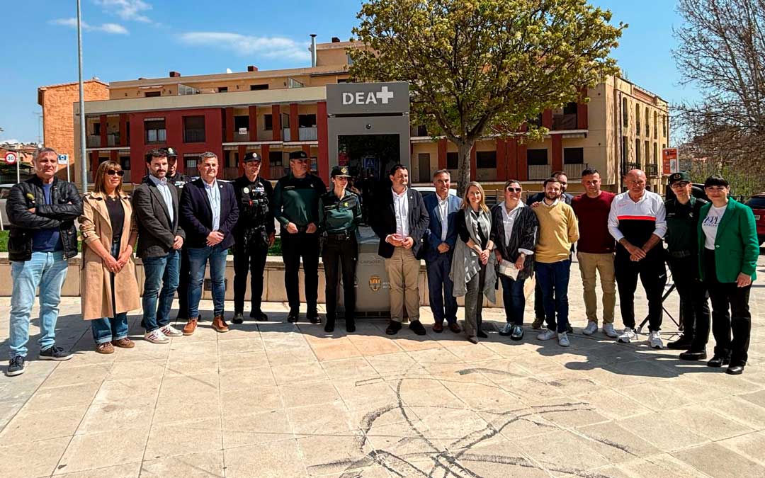 Inauguración del segundo desfibrilador en la plaza 3 de marzo./ M.M.R.